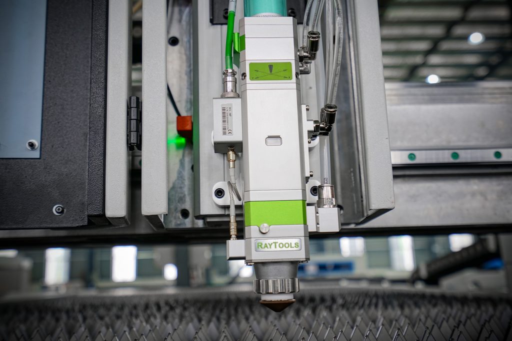 3015 Eno platforma Fiber laserski stroj za rezanje kovin 3000w Raycus IPG laserska moč