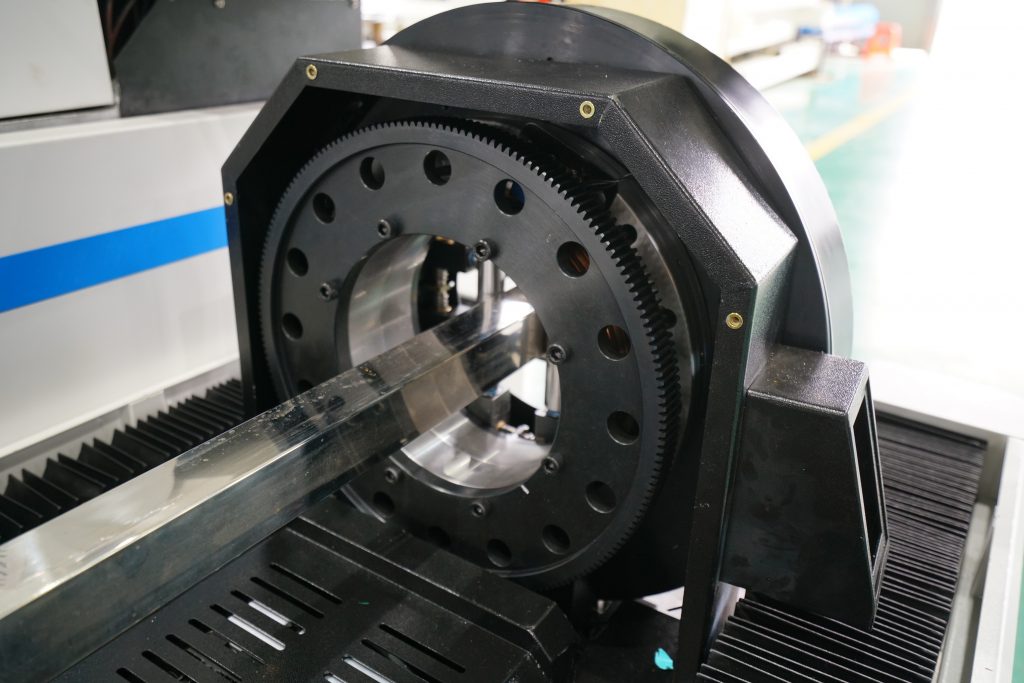 Visokokakovostni stroj za rezanje iz nerjavnega jekla iz ogljikovega železa aluminija 1000w 1500w 2000w 3kw cnc stroj za lasersko rezanje vlaken